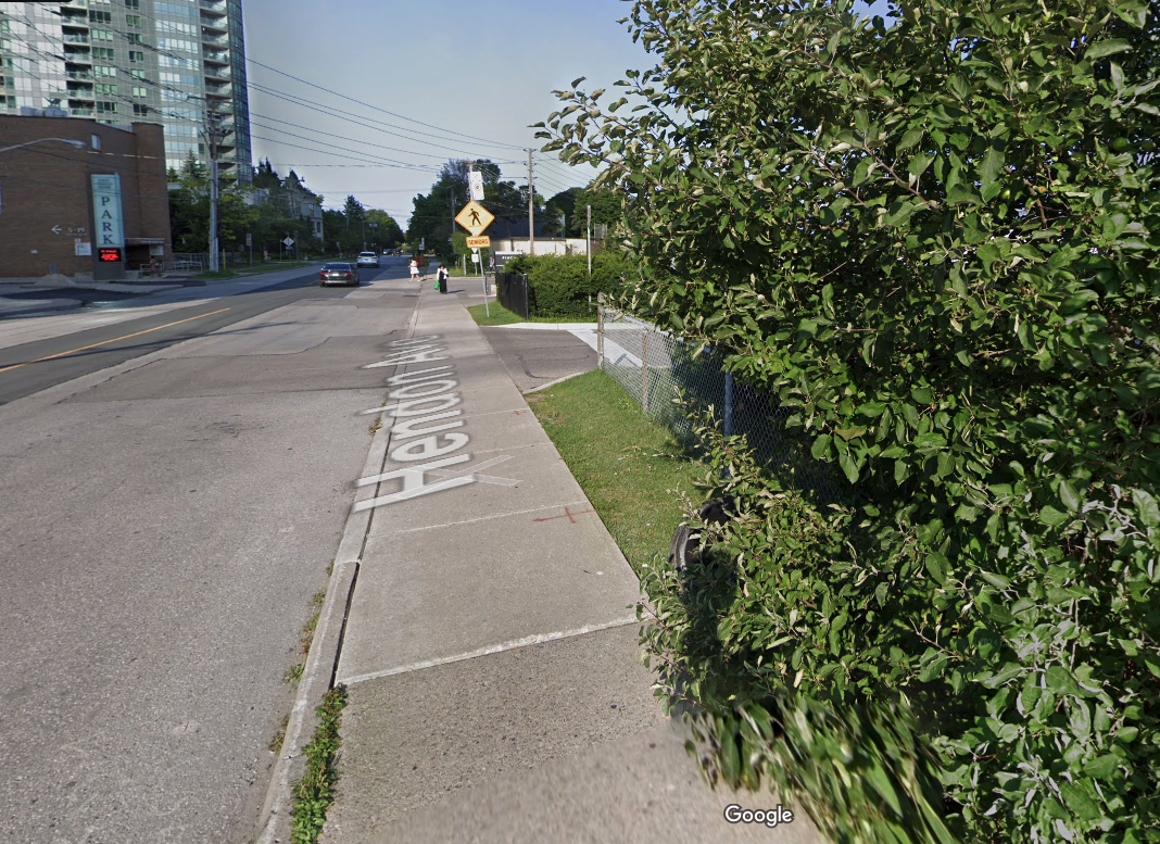 Sidewalk path on Hendon Ave