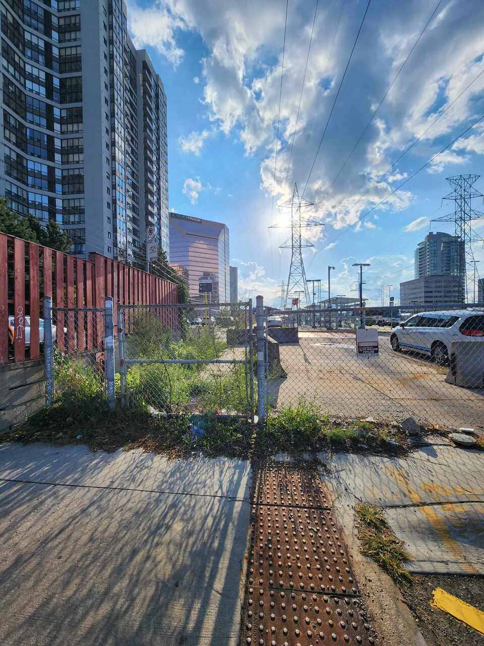 Fence by Yonge St & Bishop Ave, next to the GO/YRT/VIVA Finch Station that connects to the parking lot.